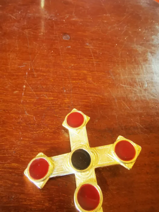 Cruz pectoral chapada en oro con esmalte