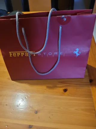 Sacchetto regalo Ferrari Store rosso