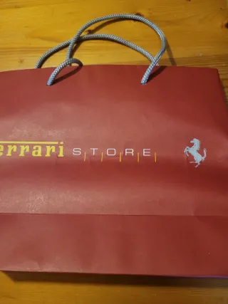 Sacchetto regalo Ferrari Store rosso