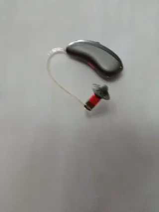 Audífono gris y rojo