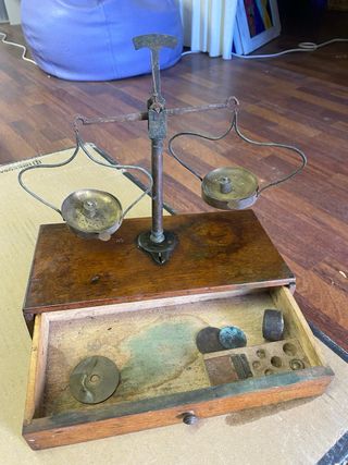 Balanza de precisión antigua con pesas