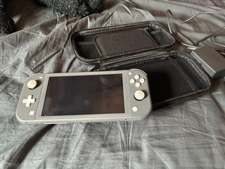 Nintendo Switch Lite Gris + Funda y Cargador