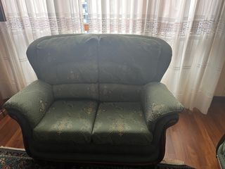 Sofá verde de 3 plazas con cojín