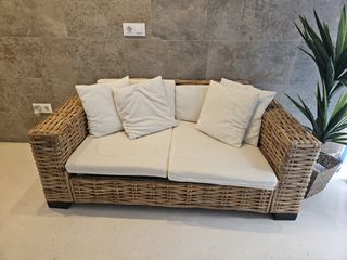 Sofá de mimbre beige y marrón