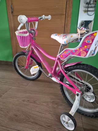 Bicicleta infantil rosa con ruedines