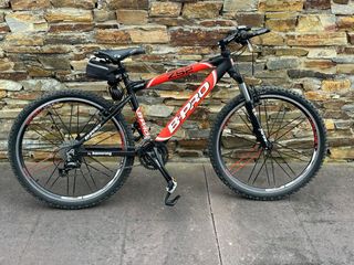 Bicicleta B-PRO ZS2 negra y naranja.