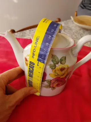 Teiera in porcellana con rose