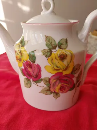 Teiera in porcellana con rose