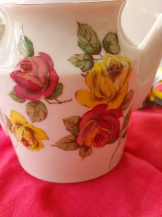 Teiera in porcellana con rose