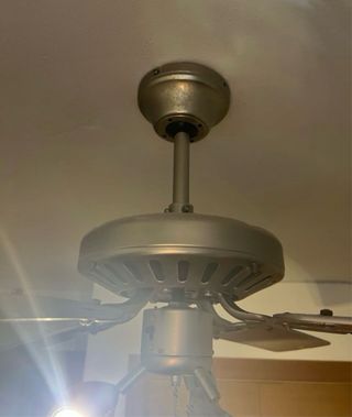 Ventilador de techo metálico con lámpara