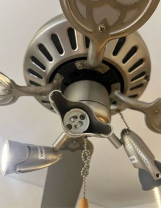 Ventilador de techo metálico con lámpara