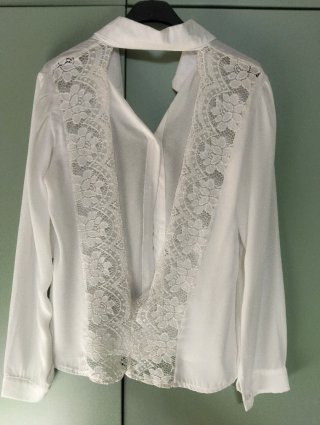 Camicia bianca con pizzo sul retro