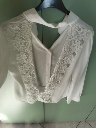 Camicia bianca con pizzo sul retro