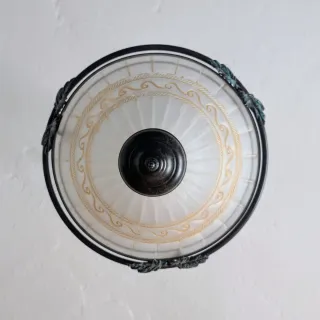 Lámpara de forja con detalles de hojas