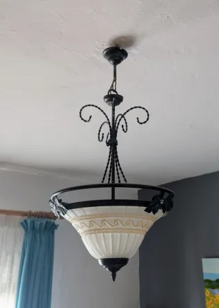 Lámpara de forja con detalles de hojas