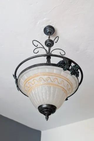 Lámpara de forja con detalles de hojas