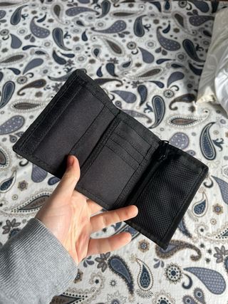 Cartera Adidas Negra con Rayas Blancas