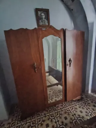 Armario de madera con espejo
