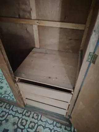 Armario de madera con espejo