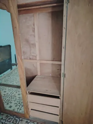 Armario de madera con espejo