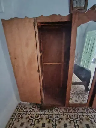 Armario de madera con espejo