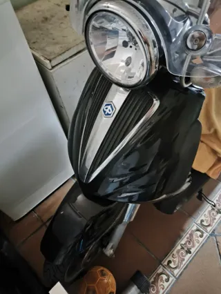 Piaggio Scooter Negro y Beige Automático de 500c.c