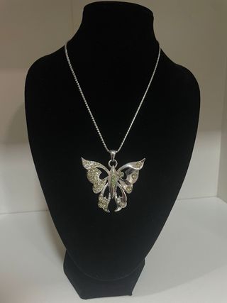 Collar Mariposa con Cristales Verdes y Plateados