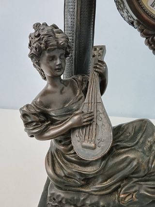 Orologio da tavolo in bronzo con figure