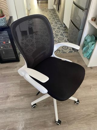Silla de oficina ergonómica negra y blanca