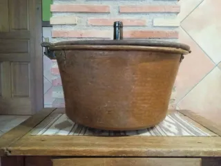 Antiguo caldero de cobre con asa y remaches hierro