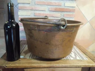 Antiguo caldero de cobre con asa y remaches hierro