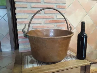 Antiguo caldero de cobre con asa y remaches hierro