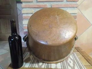 Antiguo caldero de cobre con asa y remaches hierro