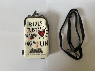 Conjunto cartera y bolso de mano con diseño