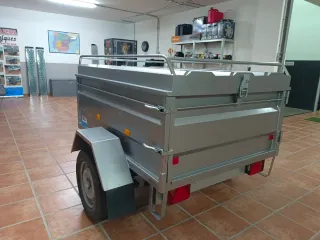 Remolque cerrado con freno de inercia