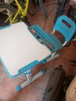 Pupitre infantil regulable sin usar