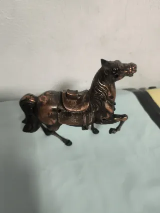 Caballo decorativo de metal