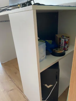 Mesa de ordenador blanca y gris