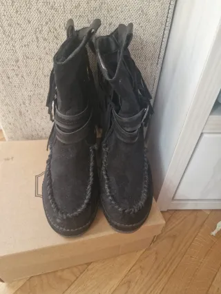 Botines negros con flecos y hebilla