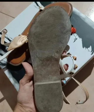 Sandali Styleloop bianche con borchie dorate