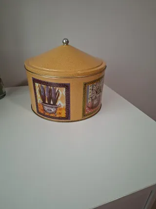 Caja metálica decorada