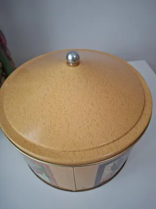 Caja metálica decorada