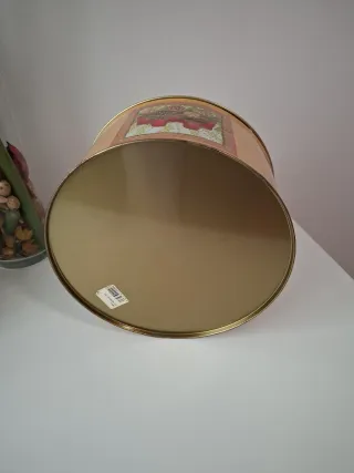 Caja metálica decorada