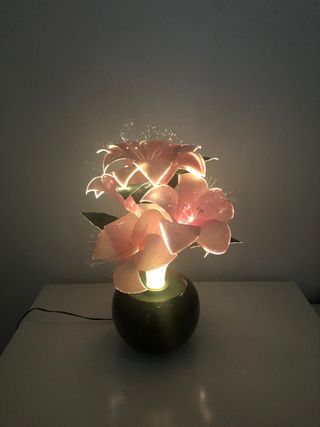 Lampada con fiori rosa