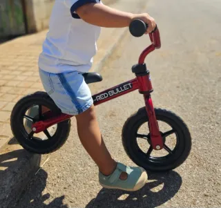 Bicicleta de equilibrio roja