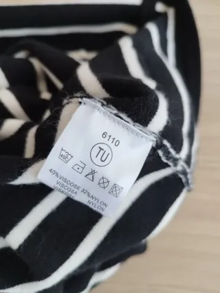 Chaqueta de punto con rayas y botones dorados.