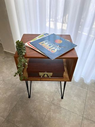 Mobiletto in legno con gambe in metallo