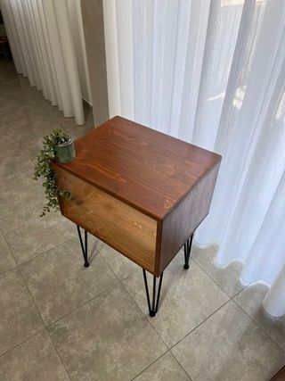 Mobiletto in legno con gambe in metallo