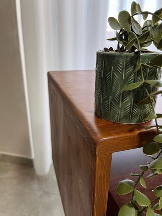 Mobiletto in legno con gambe in metallo