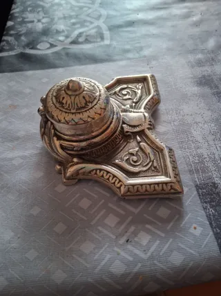 Tintero antiguo de metal plateado